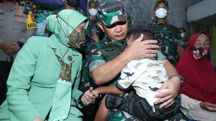 Kepala Staf Angkatan Darat (KSAD) Jenderal TNI Dudung Abdurachman tak kuasa menyembunyikan dan menahan air matanya saat menjenguk Vano (5 th), di rumah kakek neneknya di Sidoarjo, Senin (4/4/2022). ()