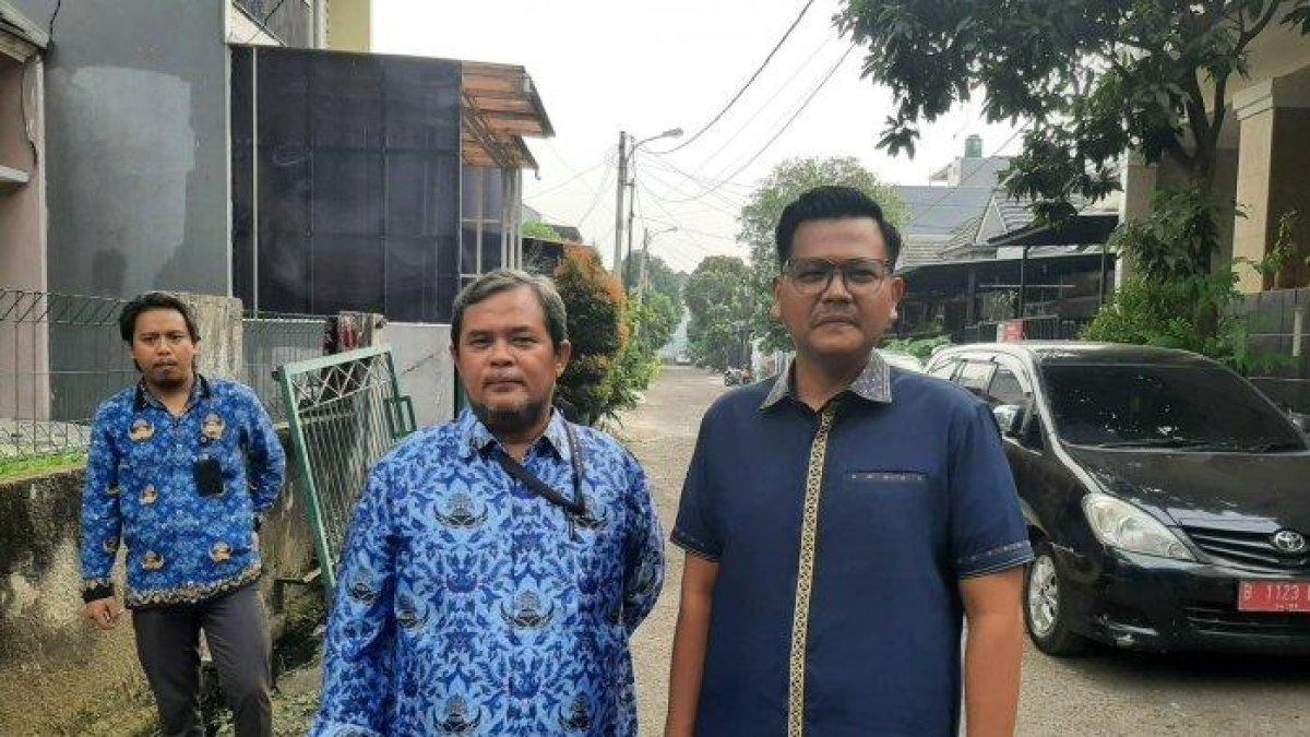 Kepala unit pusat pelayanan terpadu pemberdayaan perempuan dan anak (P2TP2A) Tangerang Selatan, Tri Purwanto (kiri)