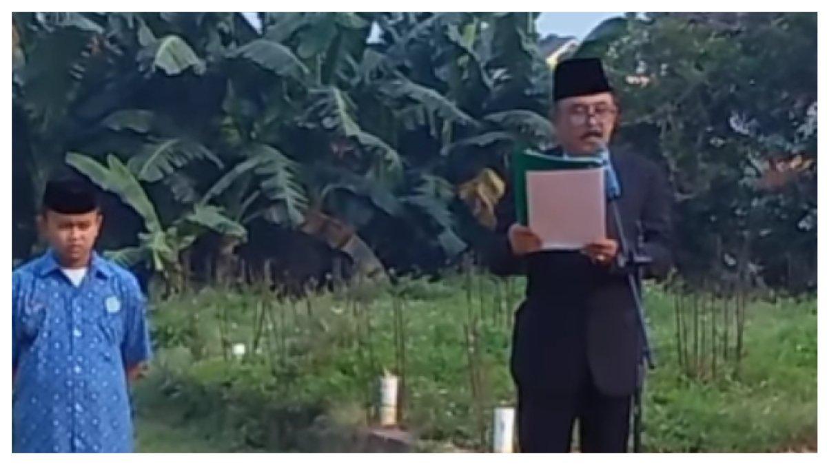 Sambutan Ketua RW pada saat upacara bendera bikin warganya tahan tawa semua karena sering sebut kata 'saudara-saudara'.