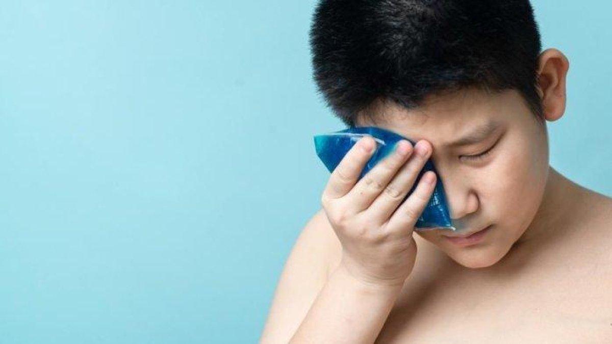 kompres mata untuk mengobati mata merah secara alami