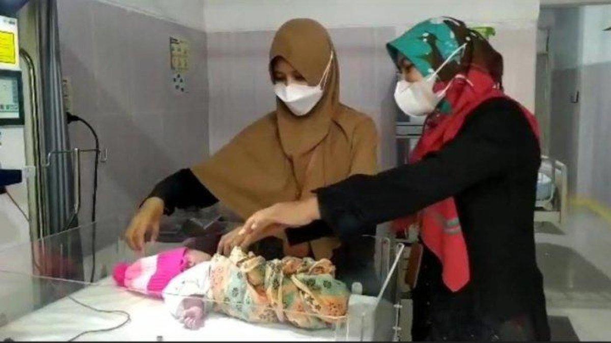 Kondisi bayi dari Purwanti, seorang ibu yang melahirkan di pinggir Jalan Abdul Ghoni Kota Tegal, Kamis (13/7/2023). Saat ini kondisi ibu dan bayinya sehat.