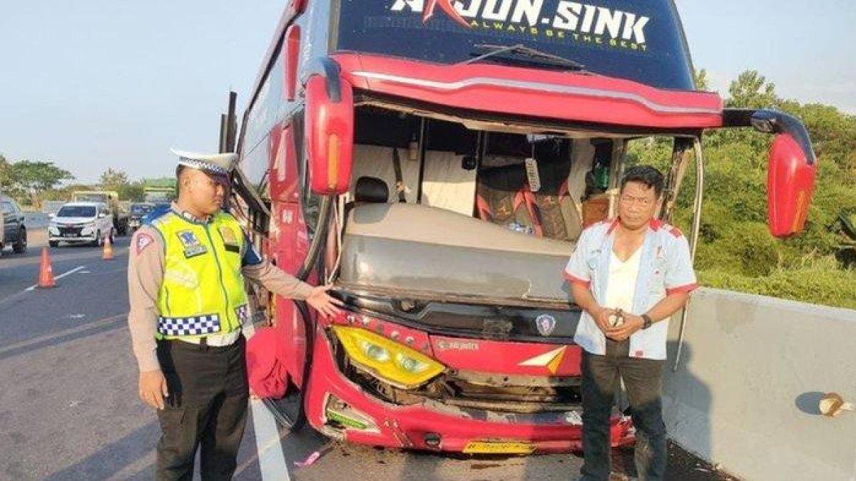 Kondisi bus PO Agra Mas yang mengalami kecelakaan di Tol Cipali Subang Rabu (28/6/2023)