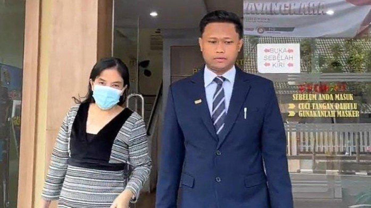 Juragan aksesori kendaraan asal Malang, Silvia Yap, seusai melapor ke SPKT Polda Jatim. Korban kehilangan uang tabungan rekeningnya senilai Rp 1,4 Miliar akibat menekan aplikasi undangan pernikahan via WA.