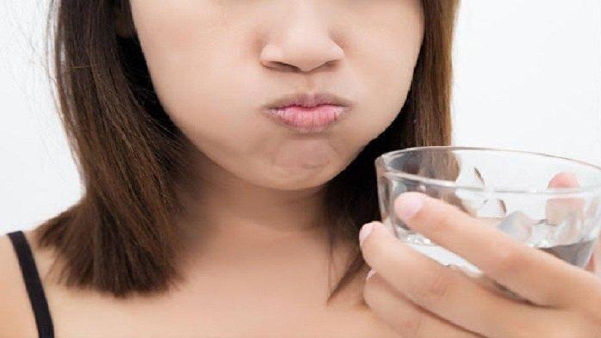 kumur dengan air garam untuk mengobati gusi bengkak