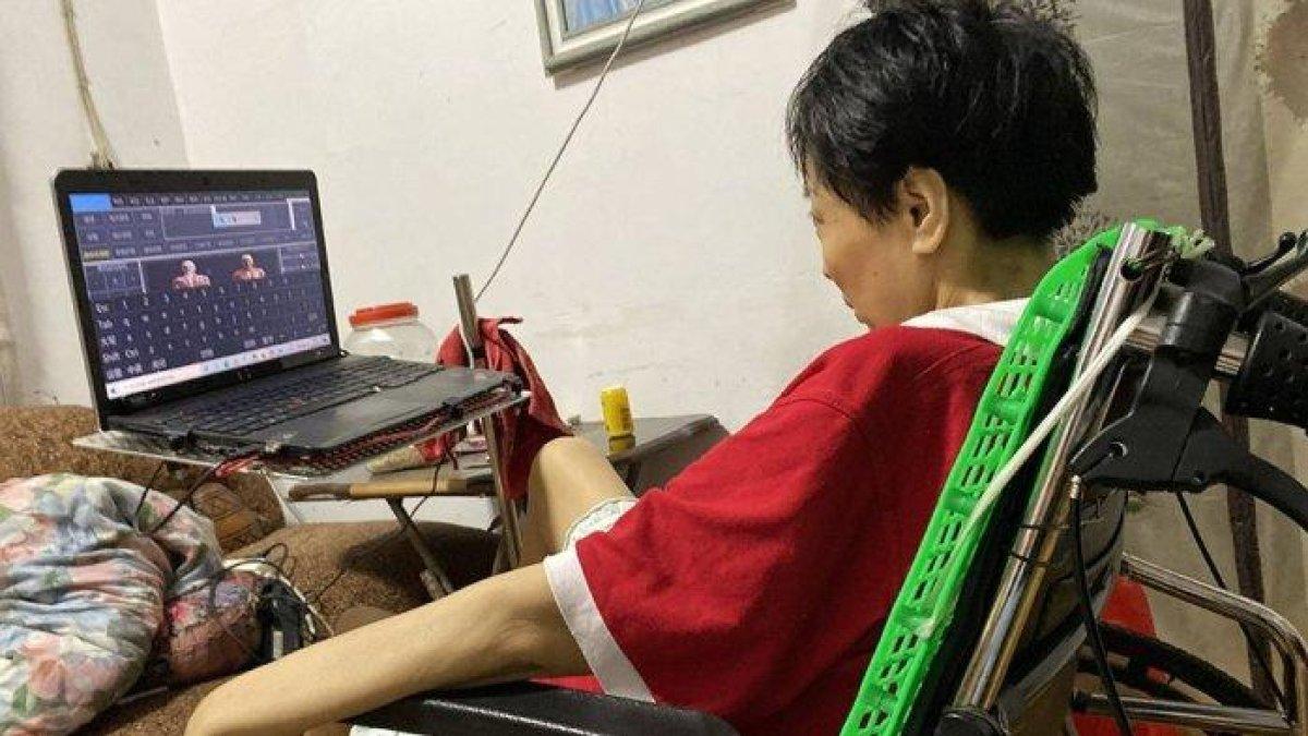 Li Xiaozhong hanya bisa duduk di kursi roda. Derita penyakit yang tidak bisa disembuhkan, seorang wanita di China lebih memilih untuk mati. Ia bahkan membayar seseorang untuk mengakhiri hidupnya.