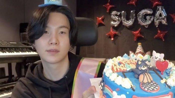 Live Suga BTS di Weverse ketika merayakan ulang tahunnya bersama ARMY - Salah satu member boy grup BTS yaitu Suga tengah berulang tahun ke-30 pada hari ini, 9 Maret 2023.