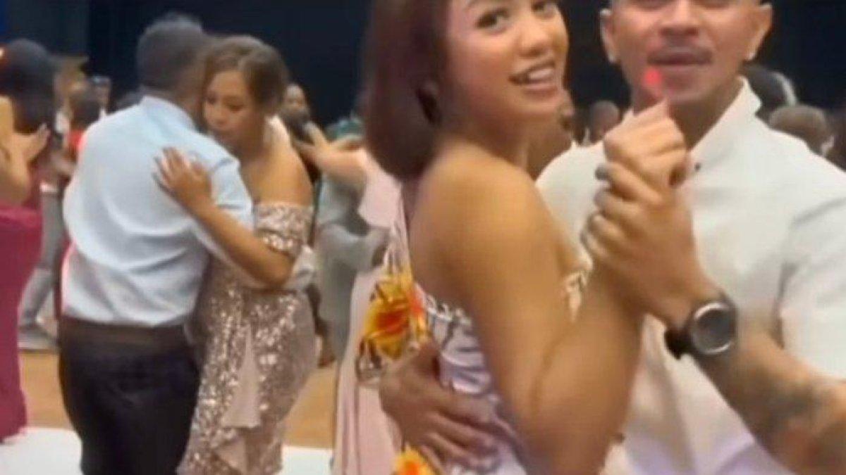 Lolly berdansa dengan pria dewasa di Inggris.