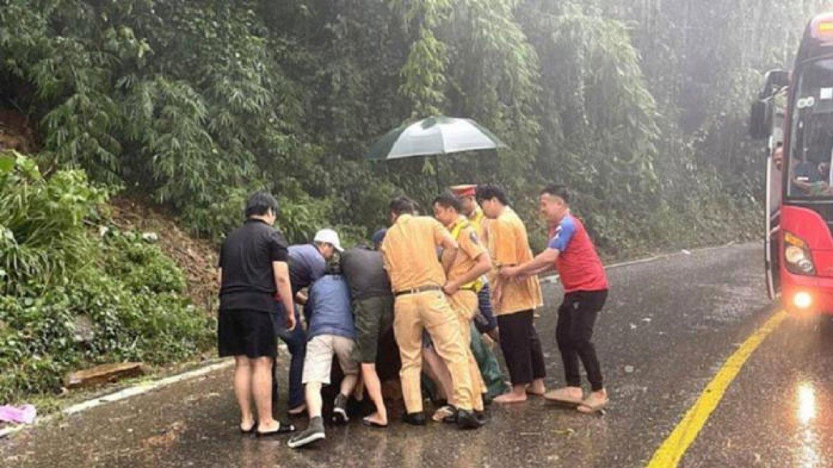 Longsor di wilayah Vietnam menelan korban, salah satunya pengantin baru