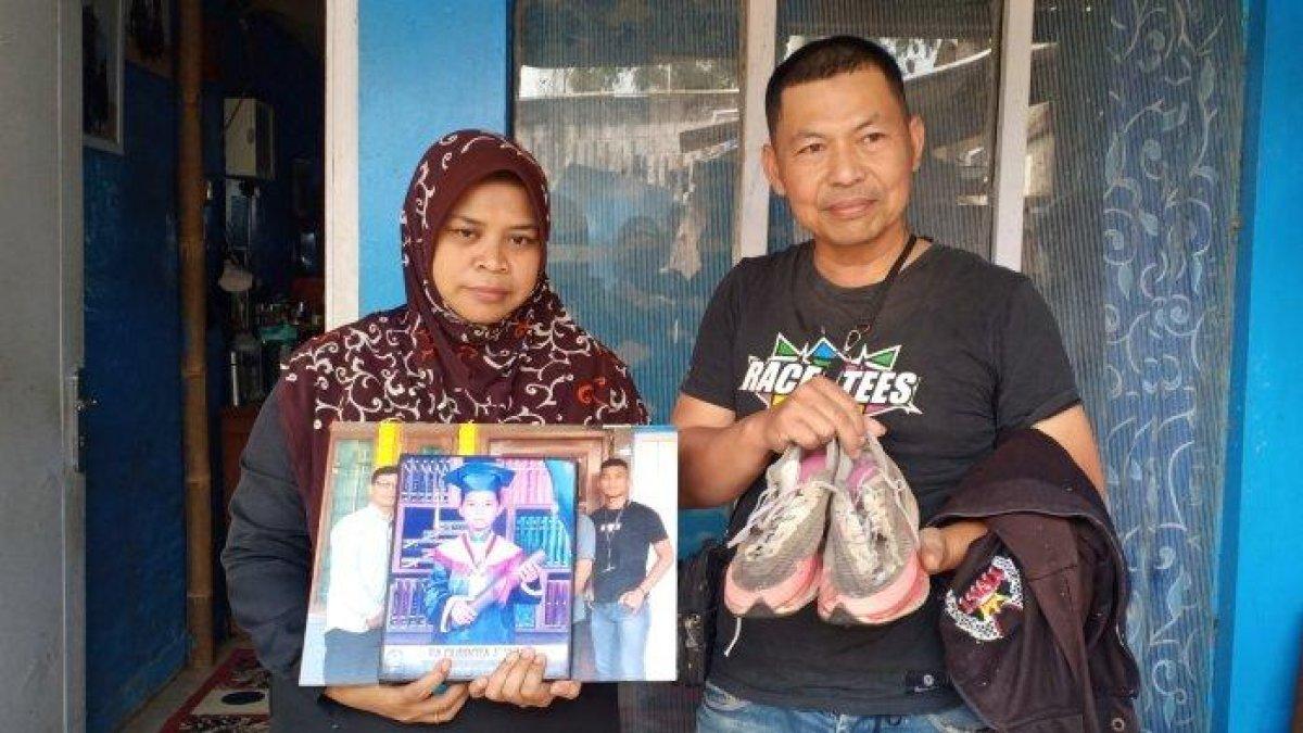 M Zadani Haykal Taufiq (19) berhasil lolos seleksi masuk Polri Dengan Menggunakan Sepatu Sobek, Orang tuanya Menunjukkan Sepatu dan Foto anaknya yang lolos masuk polisi, Selasa (25/7/2023).