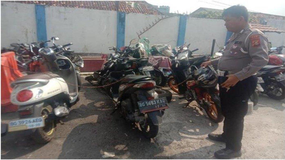Femi Yunizar (19) mahasiswa di salah satu perguruan tinggi di Palembang tewas dalam kecelakaan tabrakan beruntun melibatkan tiga sepeda motor di OKU, Sabtu (21/10/2023). Tiga unit kendaraan terlibat kecelakaan diamankan polisi.