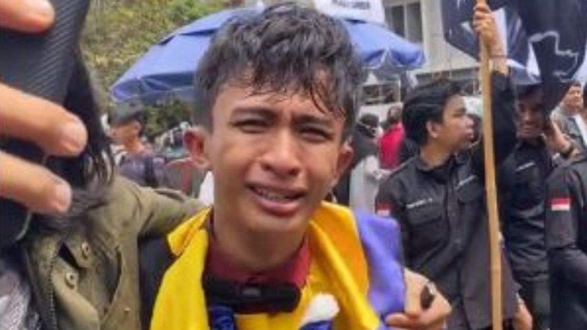 Mahasiswa terharu lulus setelah melalui 14 semester