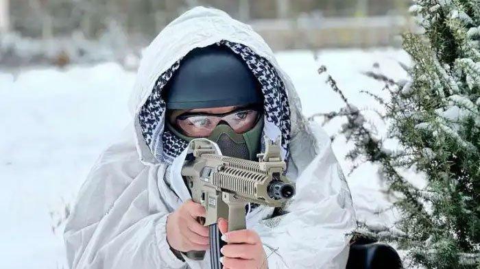 Ilustrasi menggunakan airsoft gun