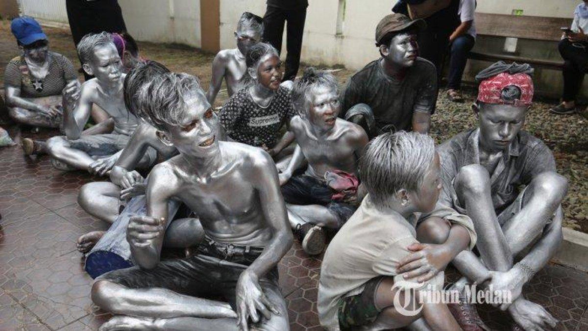 Manusia silver kerap mencari nafkah di pinggir jalan lebih tepatnya di lampu merah jalanan.