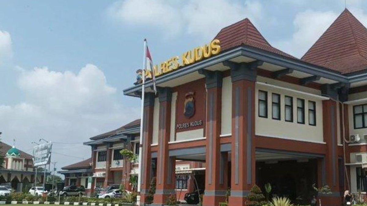 Mapolres Kudus, Jawa Tengah, mendapat pesan ancaman bom pada Jumat (7/7/2023). Namun, setelah diselidiki, pelaku mengaku hanya iseng.
