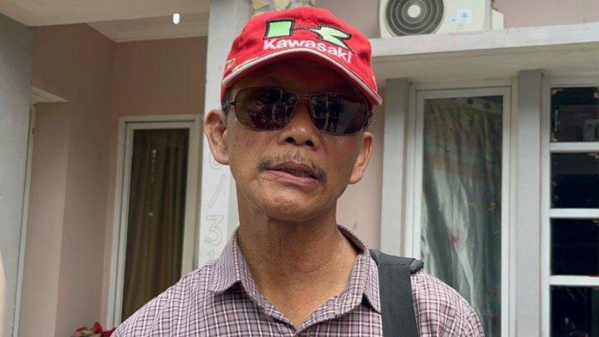 Ayah korban KDRT di Seprong, Marjali, ketika dijumpai wartawan di lokasi kejadian, Jumat (14/7/2023).