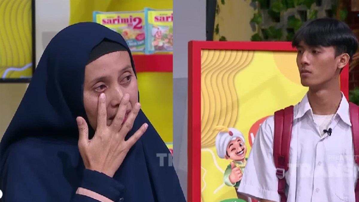 Mata Fitra, ibunda Viky berkaca-kaca saat mendengar alasan putranya memilih merahasiakan selama 2 tahun aktivitasnya jalan kaki pulang pergi ke sekolah.