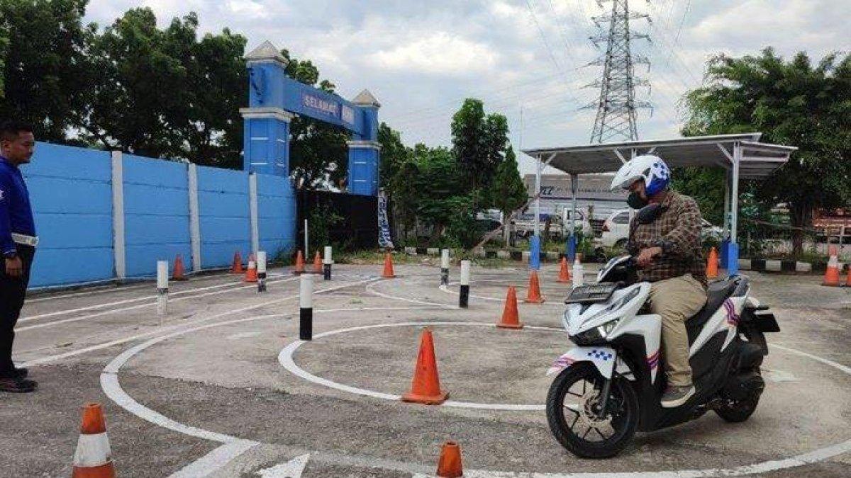 Kapolri Jenderal Listyo Sigit Prabowo meminta jajarannya untuk mengkaji ulang materi ujian praktik SIM C, yakni tes jalur angka 8 dan zig-zag.