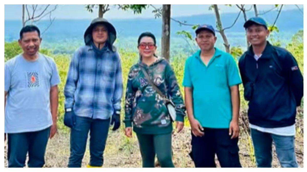 Potret Mayangsari Pamer Panen Melon Bareng Bambang Trihatmodjo, Mantu Soeharto Merakyat