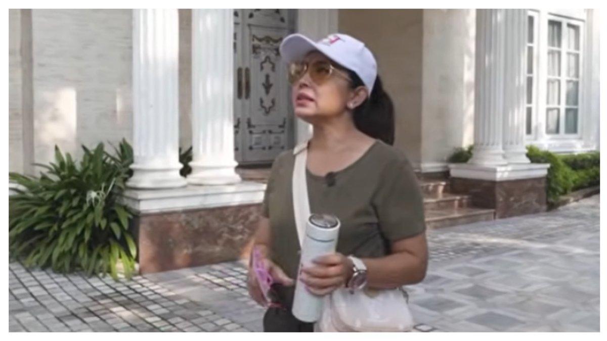 Inilah momen sederhana Mayangsari saat membeli makanan di warung kaki lima dekat dengan rumahnya