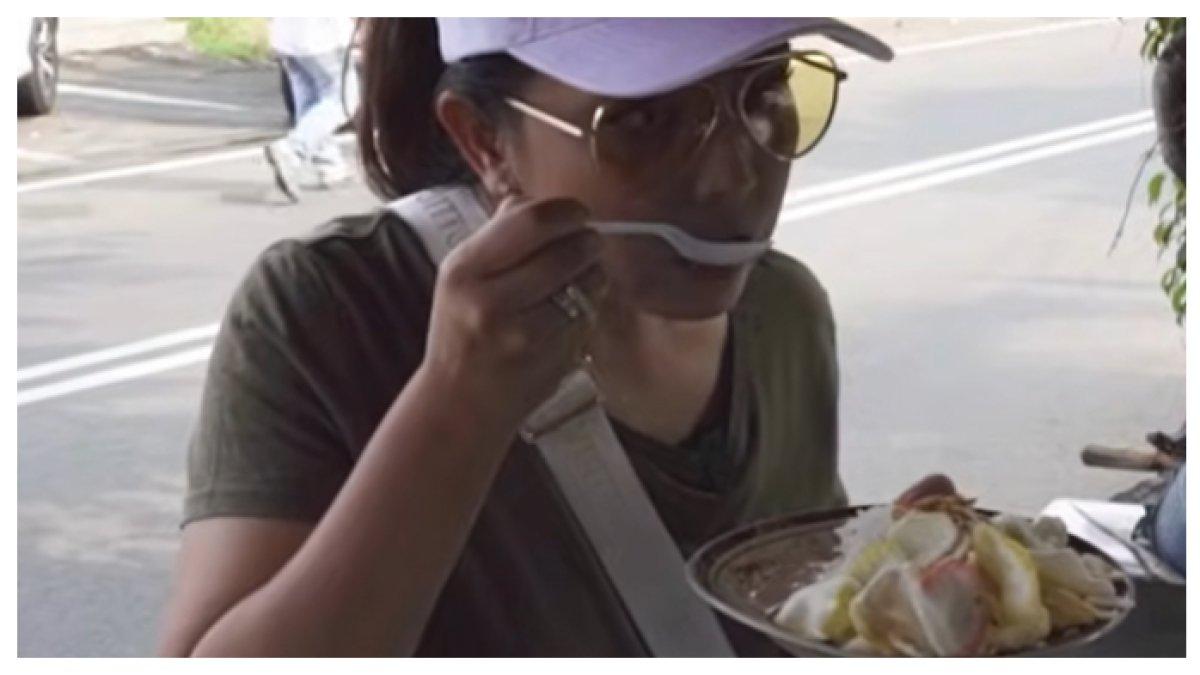 Inilah momen sederhana Mayangsari saat membeli makanan di warung kaki lima dekat dengan rumahnya