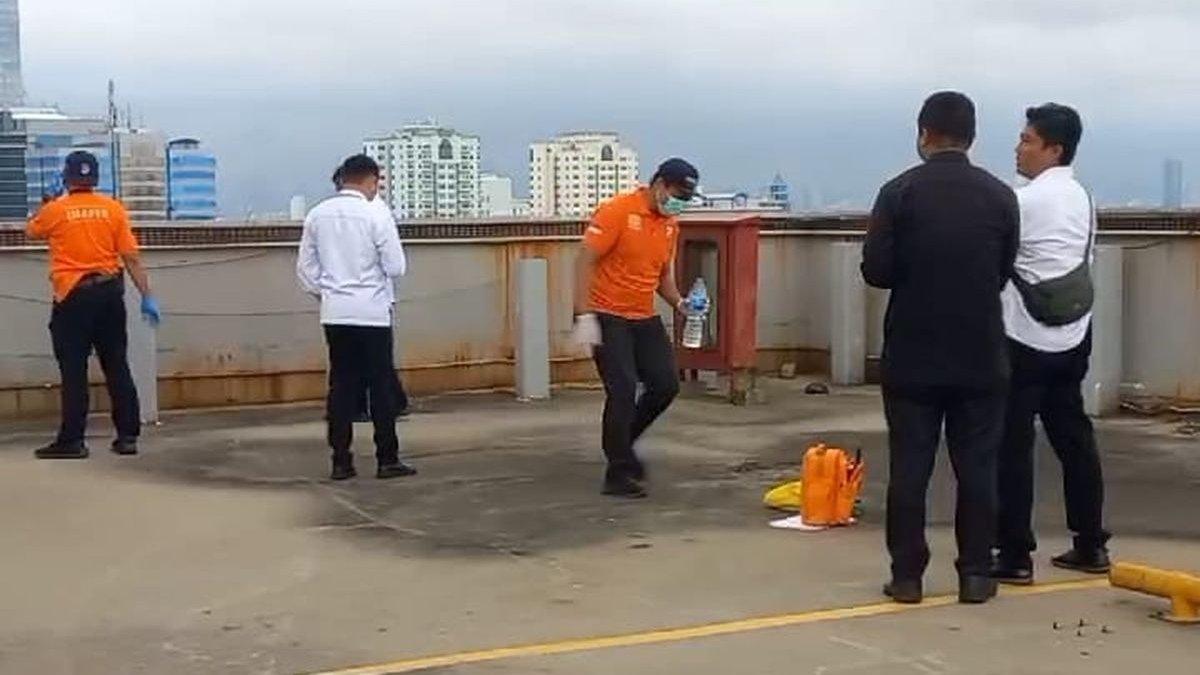 Polisi melakukan serangkaian penyelidikan terhadap sesosok mayat laki-laki ditemukan di lantai tiga salah satu mal di Kelapa Gading, Jakarta Utara, Senin (5/2/2024).