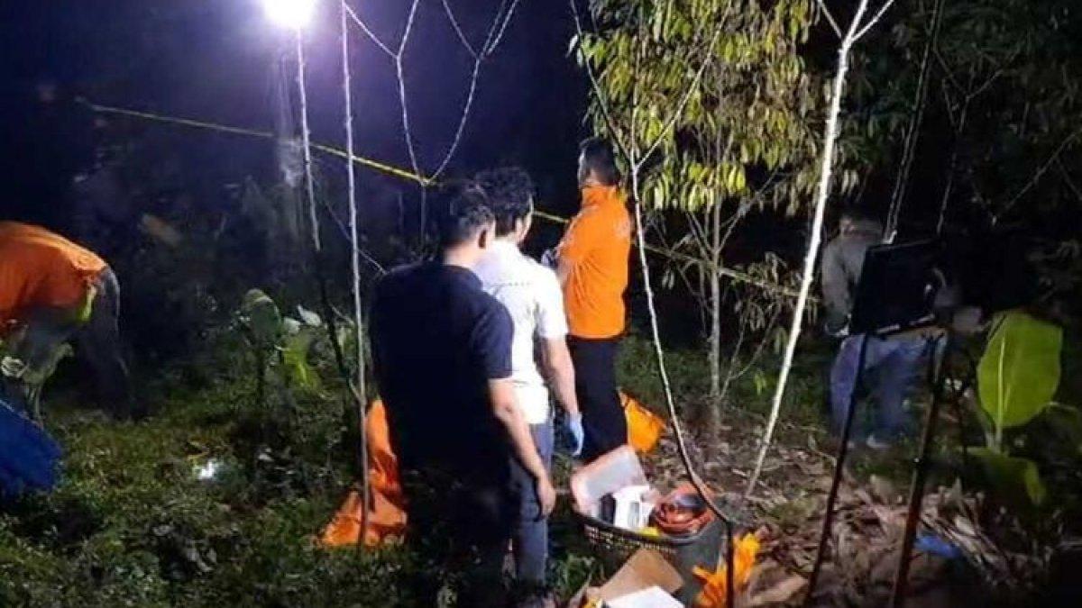 Petugas Inafis Polresta Tasikmalaya dan Polsek Pagerageung mengevakuasi mayat perempuan yang diduga korban pembunuhan di semak-semak Desa Puteran, Pagerageung, Kabupaten Tasikmalaya, Jawa Barat, Rabu (29/11/2023) malam.