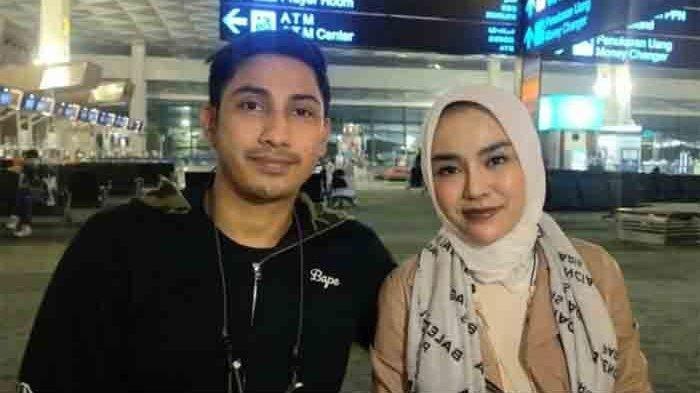 Lukman Azhari suami Medina Zein tidak hadir di prosesi pemakaman sang mertua.