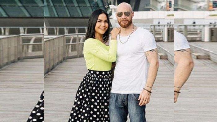 Melaney Ricardo bersama sang suami Tyason Lynch