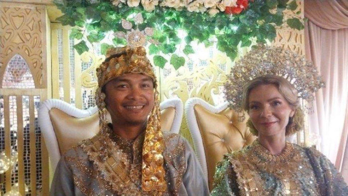 Mempelai pengantin laki-laki Randi Guntur dan Weronika Kuras di Dusun Laiya, Desa Tompobulu, Kecamatan Bulupoddo, Kabupaten Sinjai, Kamis (20/7/2023)