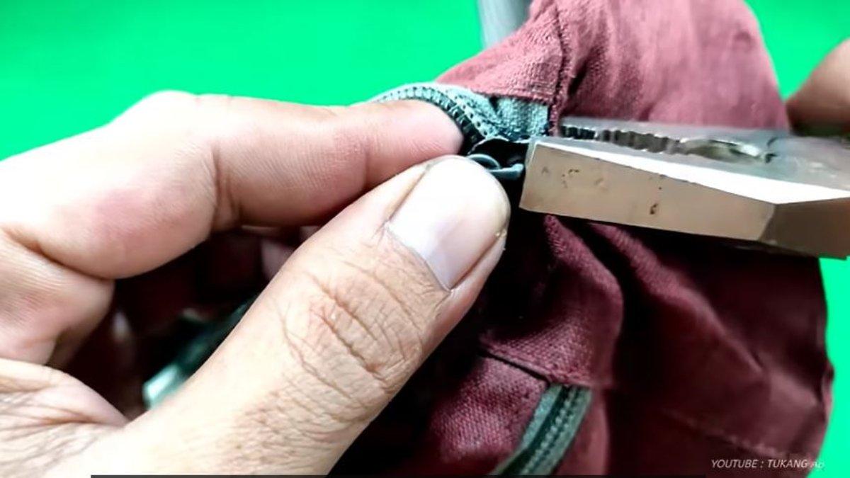 Gampang banget ternyata memperbaiki resleting yang dol rusak dan terjebak di tengah, hanya dengan lilin zipper bisa menutup kembali dan lancar.