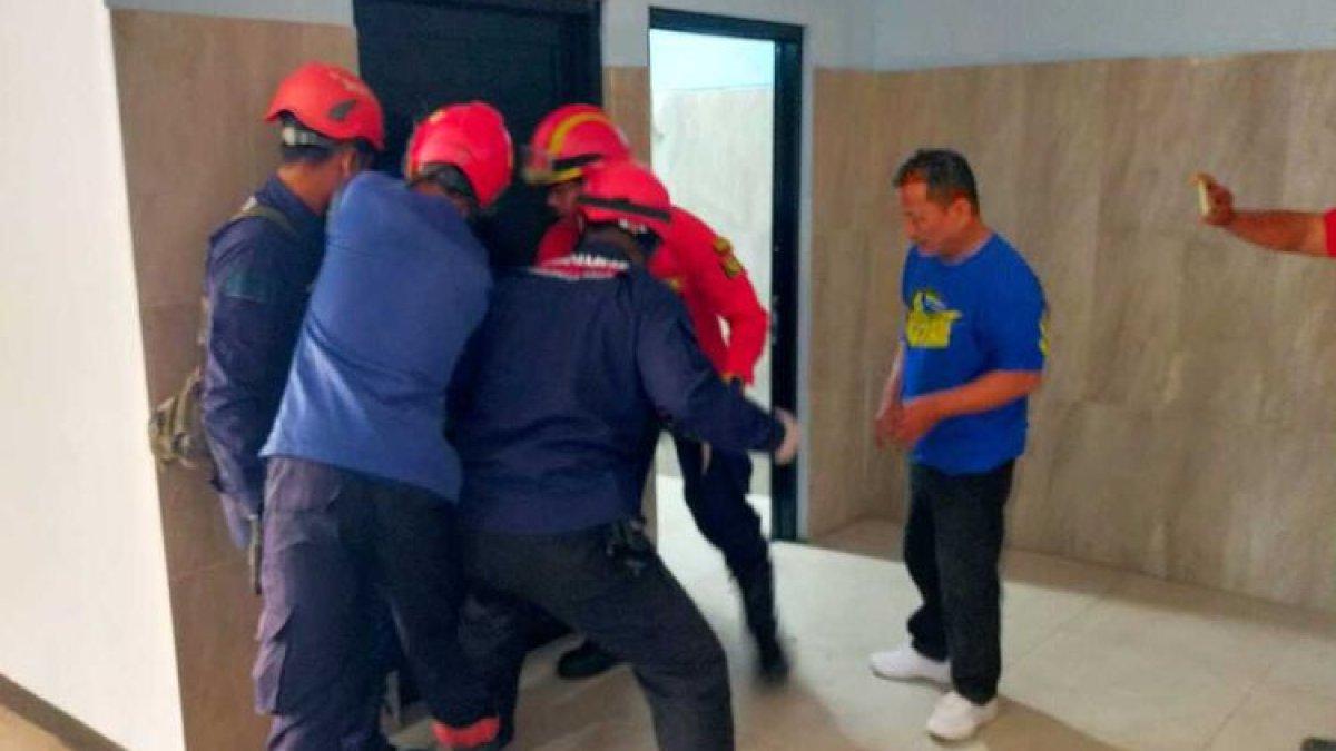 Sebanyak enam personel pemadam kebakaran (Damkar) Kabupaten Bogor, Jawa Barat, sedang mengevakuasi pemuda yang mengurung diri di dalam kamar mandi Kantor Graha Wartawan, Cibinong, Sabtu (12/8/2023).