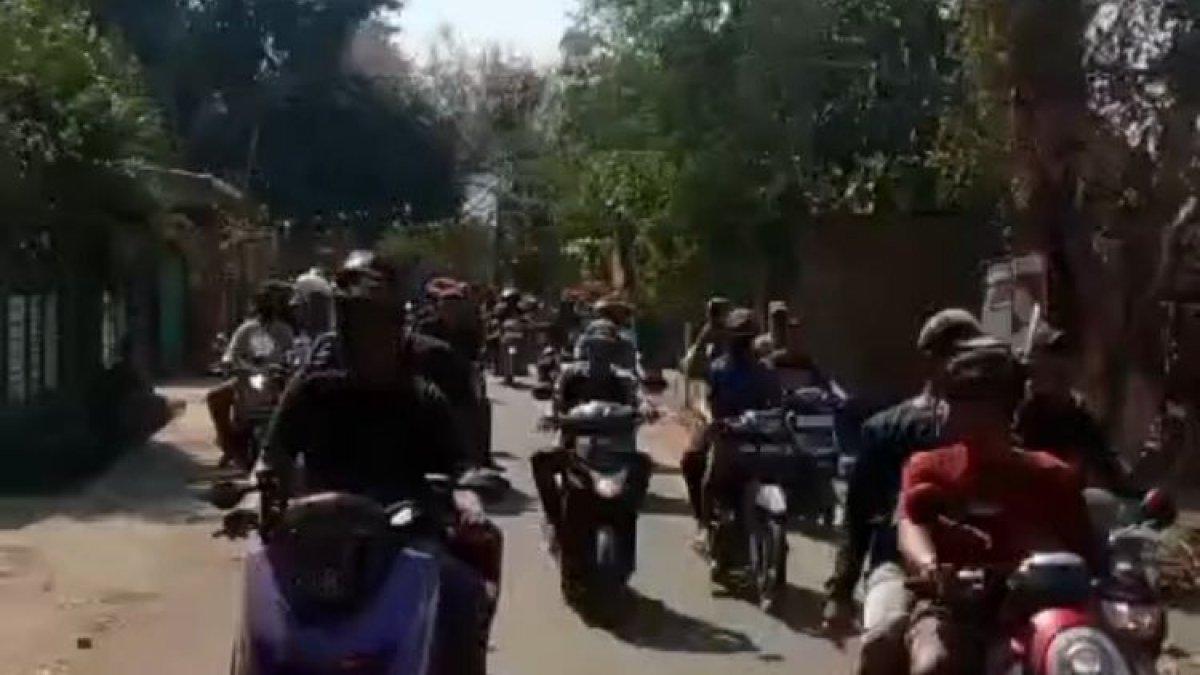 Dengan menggunakan sepeda motor, puluhan warga Desa Kadatong, Kecamatan Galesong Selatan, Kabupaten Takalar, Sulawesi Selatan menggeruduk kantor desa setempat terkait dugaan pencabulan yang dilakukan oleh oknum kepala desanya. Senin, (13/11/2023).