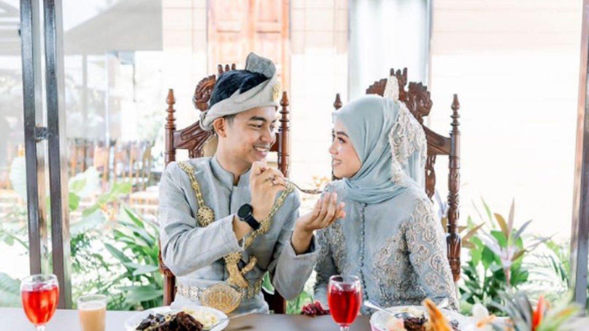 Menjadi pengantin baru, pria ini seketika lupa bacaan doa sebelum makan, malah baca surat Al-Fatihah