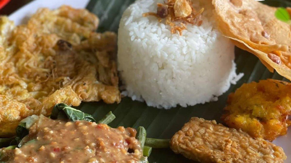 REKOMENDASI KULINER KLATEN: Sego Pecel Telur Bebek menghadirkan keseimbangan rasa yang lezat dan menggugah selera