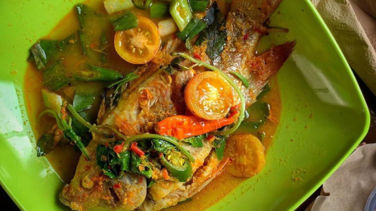 REKOMENDASI KULINER KLATEN: Hidangan ikan dengan kuah Woku berwarna kuning kemerahan yang kaya rempah