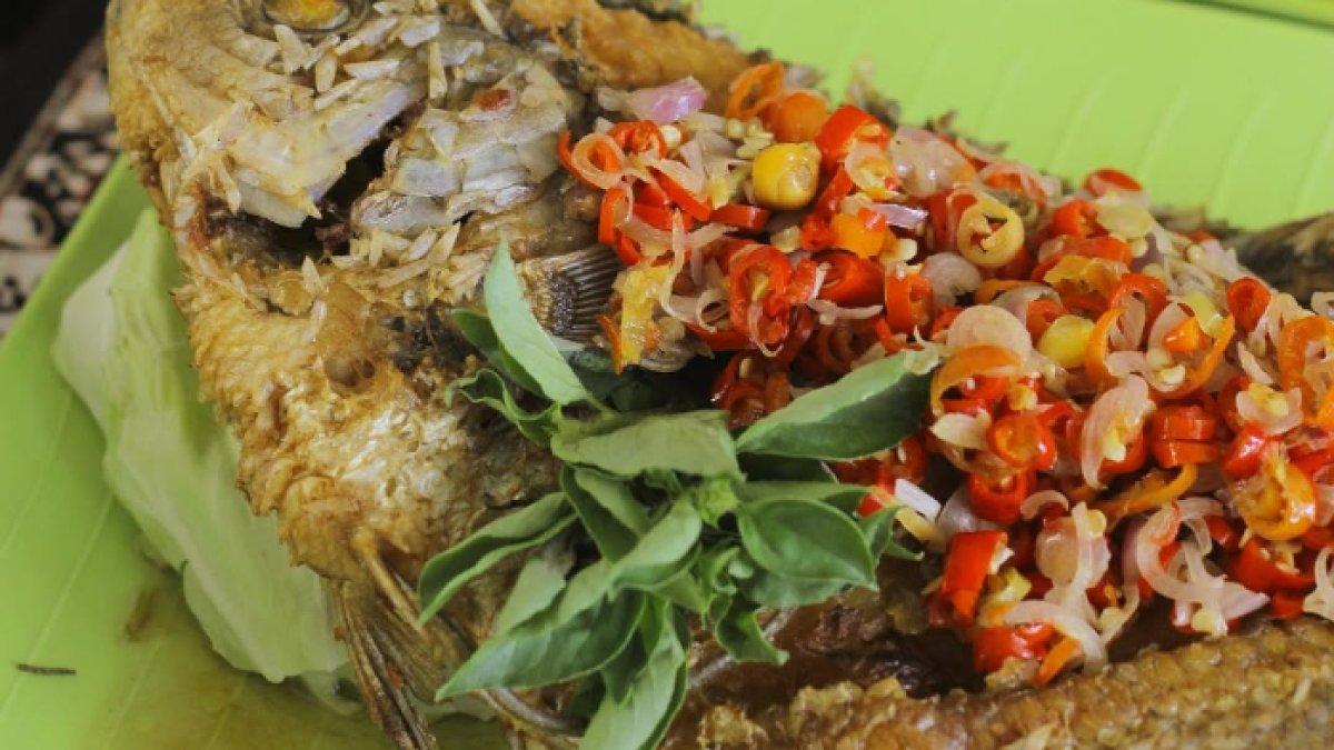 REKOMENDASI KULINER KLATEN: Hidangan ikan gurame goreng yang disajikan dengan sambal matah khas Bali.
