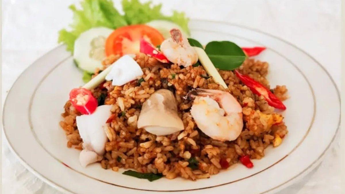 REKOMENDASI KULINER KLATEN: Sepiring nasi goreng dengan isian seafood seperti udang, cumi, dan jamur, dihiasi dengan irisan cabai merah serta daun jeruk
