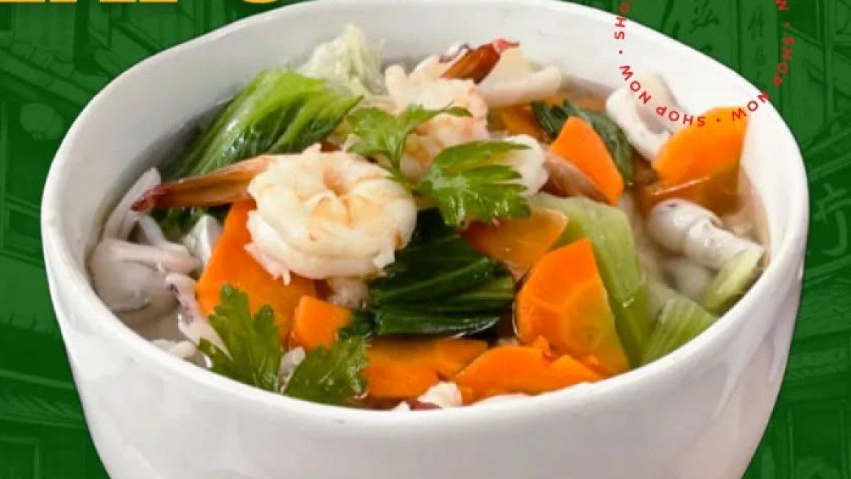 REKOMENDASI KULINER KLATEN: Semangkuk sup seafood dengan kuah bening yang dipenuhi udang, cumi, wortel, sawi hijau, dan daun ketumbar.