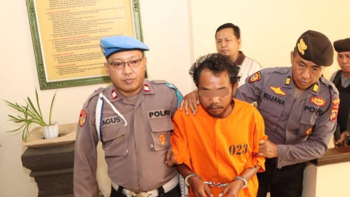 MG alias Bryan (28), tersangka pembunuh wanita berinisial AS (38), saat dihadirkan dalam konferensi pers di Polsek Kuta, Minggu (25/6/2023). Mayat korban ditemukan dalam kondisi penuh luka di Pantai Blue Ocean, Legian, Kecamatan Kuta, Kabupaten Badung, Bali, pada Sabtu (24/6/2023).