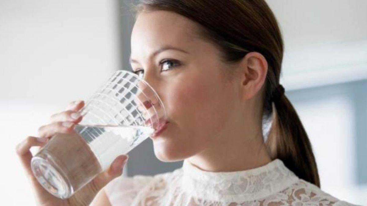 minum banyak air untuk mengobati sakit perut