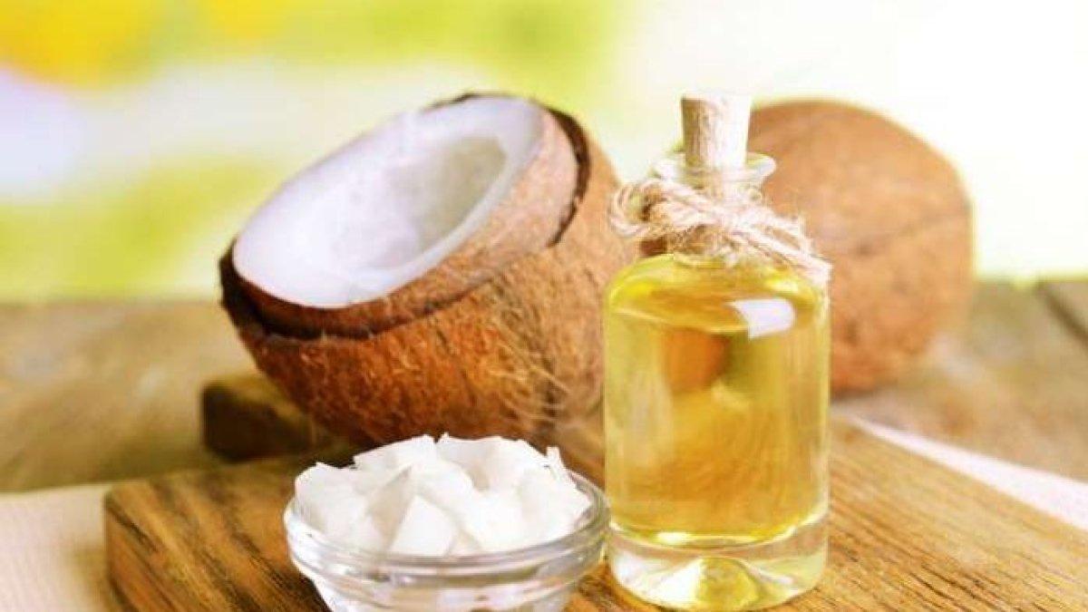 perasan minyak kelapa dingin untuk mengobati bibir bnegkak secara alami