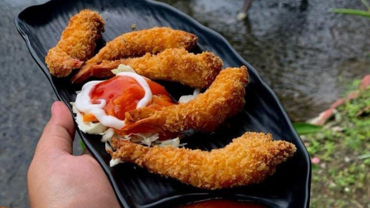REKOMENDASI KULINER KLATEN: Udang goreng tepung yang renyah dan berwarna keemasan, disajikan di atas piring hitam dengan saus sambal dan mayones di tengahnya