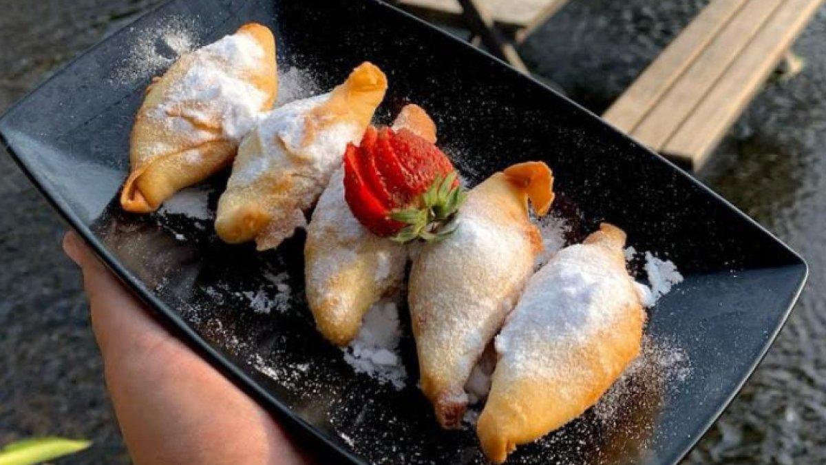 REKOMENDASI KULINER KLATEN: Pisang molen goreng yang disajikan dengan taburan gula halus di atasnya, memberikan kesan manis dan menggoda selera