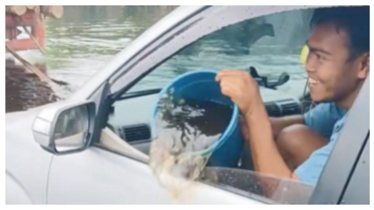 Momen pria kuras mobilnya saat kena banjir
