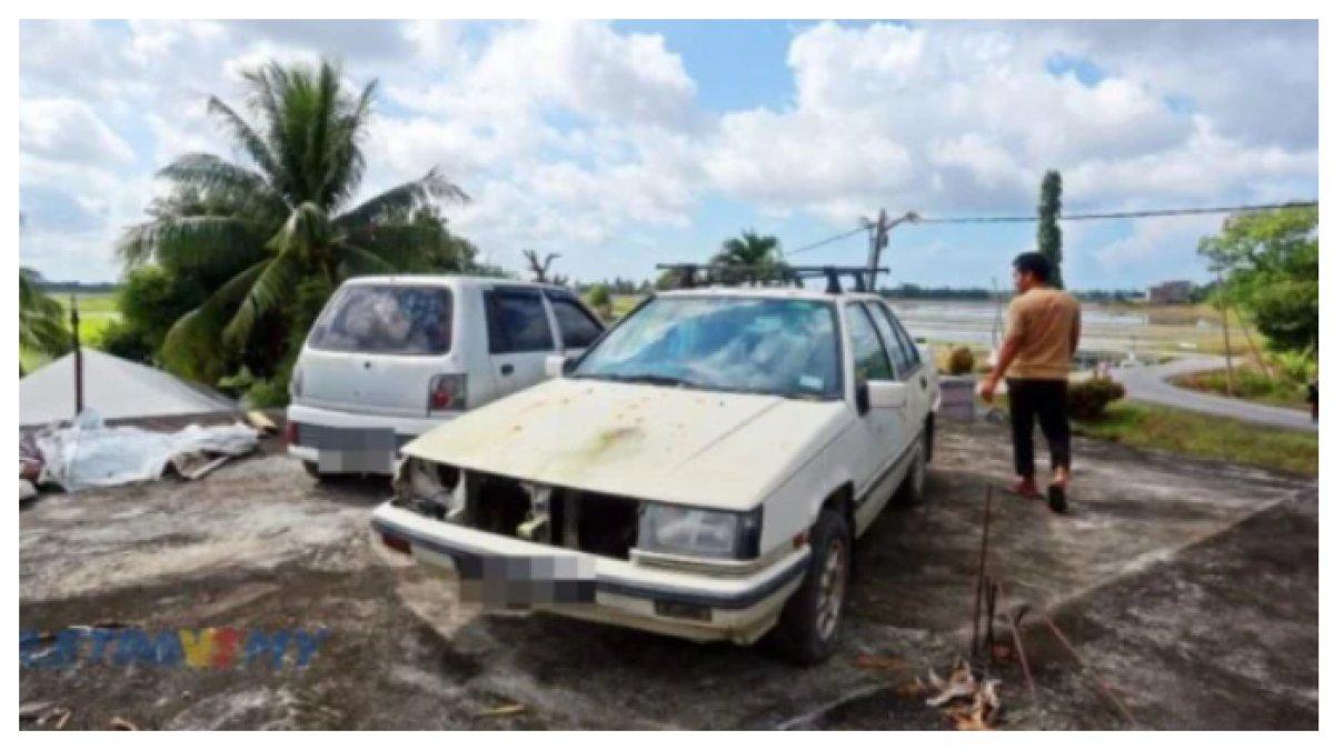 Viral Potret Mobil Diparkir di Atas Genteng Rumah