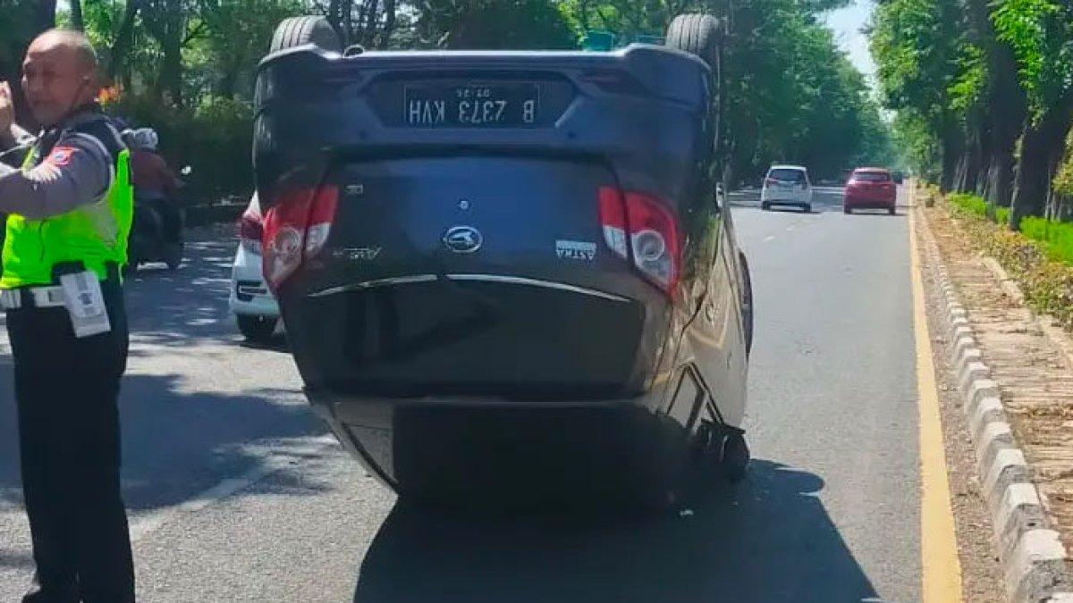Mobil terbalik di Surabaya pada Sabtu (15/7/2023) siang.