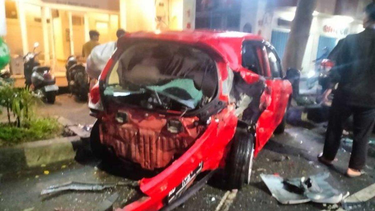 Sebuah mobil terlihat ringsek lantaran terlibat kecelakaan di Jalan Slamet Riyadi, Kota Solo, Jawa Tengah (Jateng), Senin (5/2/2024)