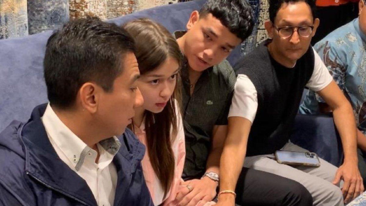 Momen Fadly temani Rebecca Klopper konferensi pers