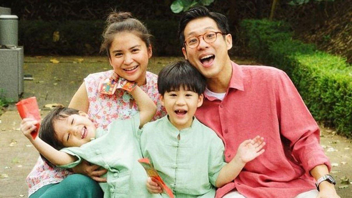 Momen Putri Titian dan Junior Liem bersama kedua anaknya.