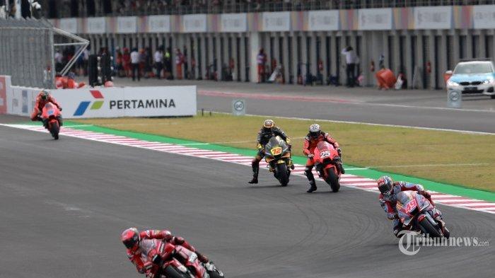 Sejumlah pebalap memacu kendaraannya saat kualifikasi MotoGP di Pertamina Mandalika International Street Circuit di KEK Mandalika, Desa Kuta, Kecamatan Pujut, Praya, Lombok Tengah, NTB, Sabtu (19/3/2022). Pembalap Monster Energy Yamaha Fabio Quartararo berhasil meraih waktu tercepat dan merebut pole position diikuti oleh pembalap dari tim Pramac Racing Jorge Martin dan Johann Zarco di posisi ketiga. 


Artikel ini telah tayang di Tribunnews.com dengan judul , https://www.tribunnews.com/motogp-mandalika/2022/03/20/live-streaming-motogp-mandalika-live-trans7-pukul-1400-wib-akses-di-sini-gratis.